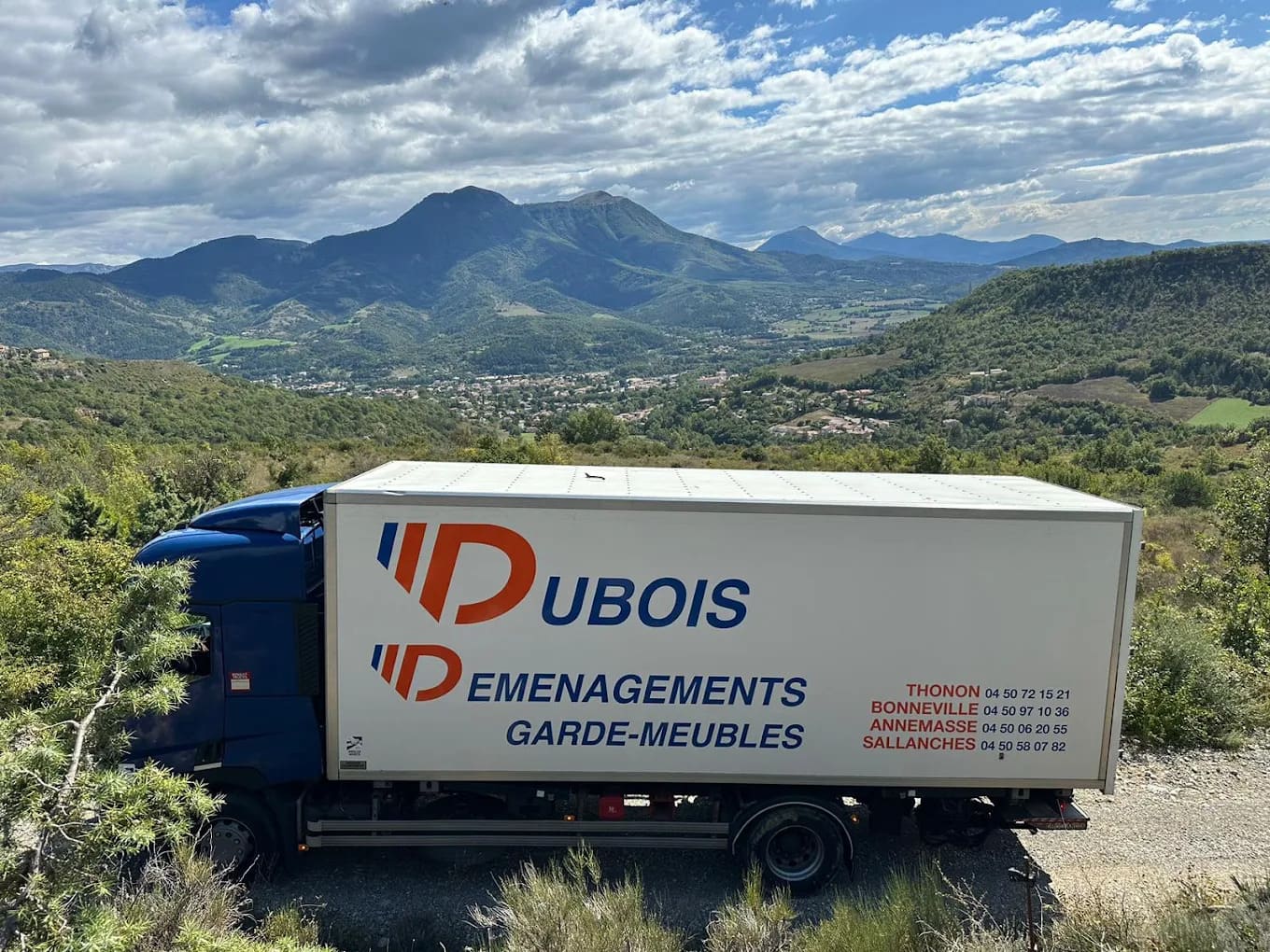 Camion de Dubois Déménagement garé dans un chemin montagneux