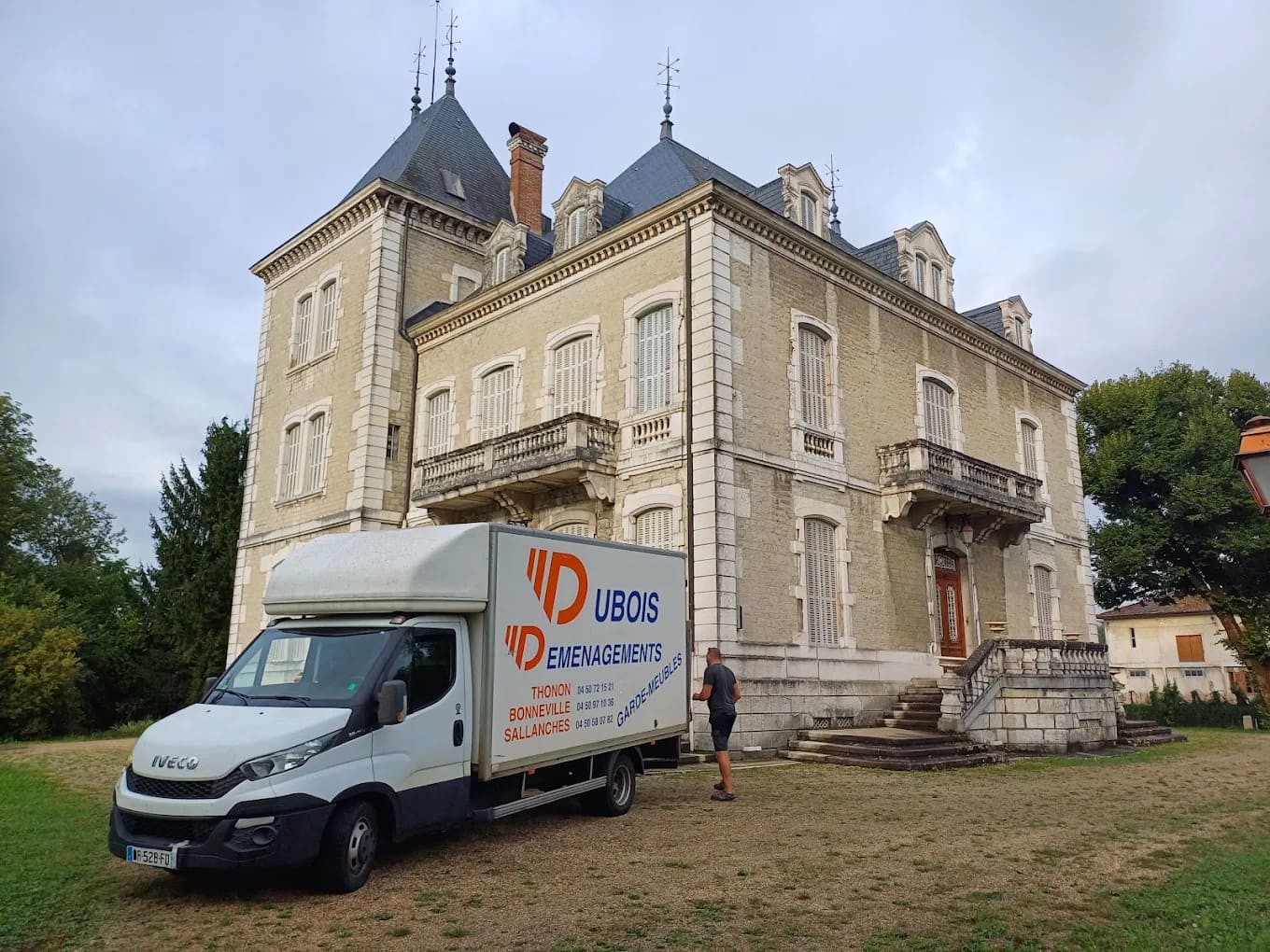 Camion Dubois Déménagement garé devant un manoir