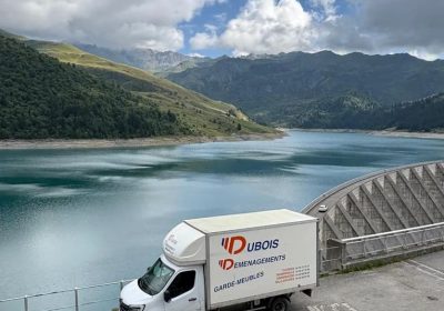 Camion Dubois Déménagement garé en bordure de lac artificiel perès d'un barage